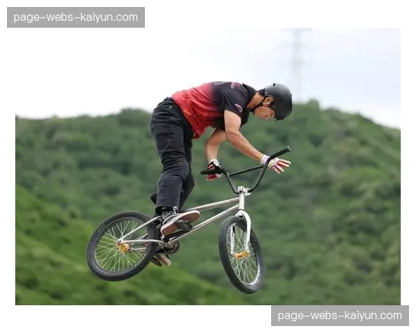 法国小将在BMX自由式决赛现场庆祝自己18岁生日 法国小将在BMX自由式决赛现场庆祝自己18岁生日