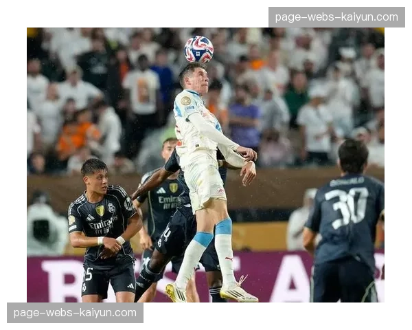 战术镜头:解析皇马在本场比赛中使用的“不对称”四后卫阵型 战术镜头:解析皇马在本场比赛中使用的“不对称”四后卫阵型